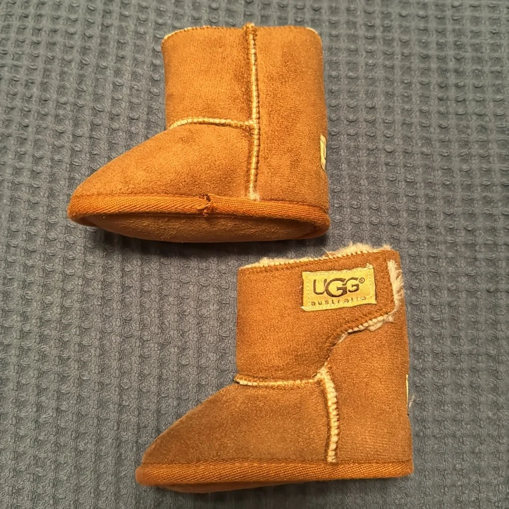 Baby UGG boots - Color: Chestnut, Size: 5 inches